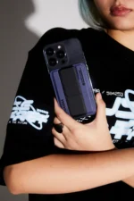 ⁦Skinarma Kado Magsafe Card Holder With Grip Stand - Light Grey⁩ - الصورة ⁦2⁩